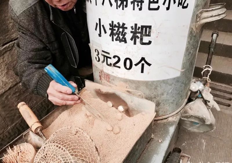 小糍粑是记忆中儿时的小吃,左手握着把手,摇上一圈,从圆柱形的保温桶