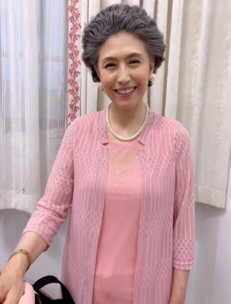 还记得刘老根中的韩冰董事长吗如今64岁变成这样了