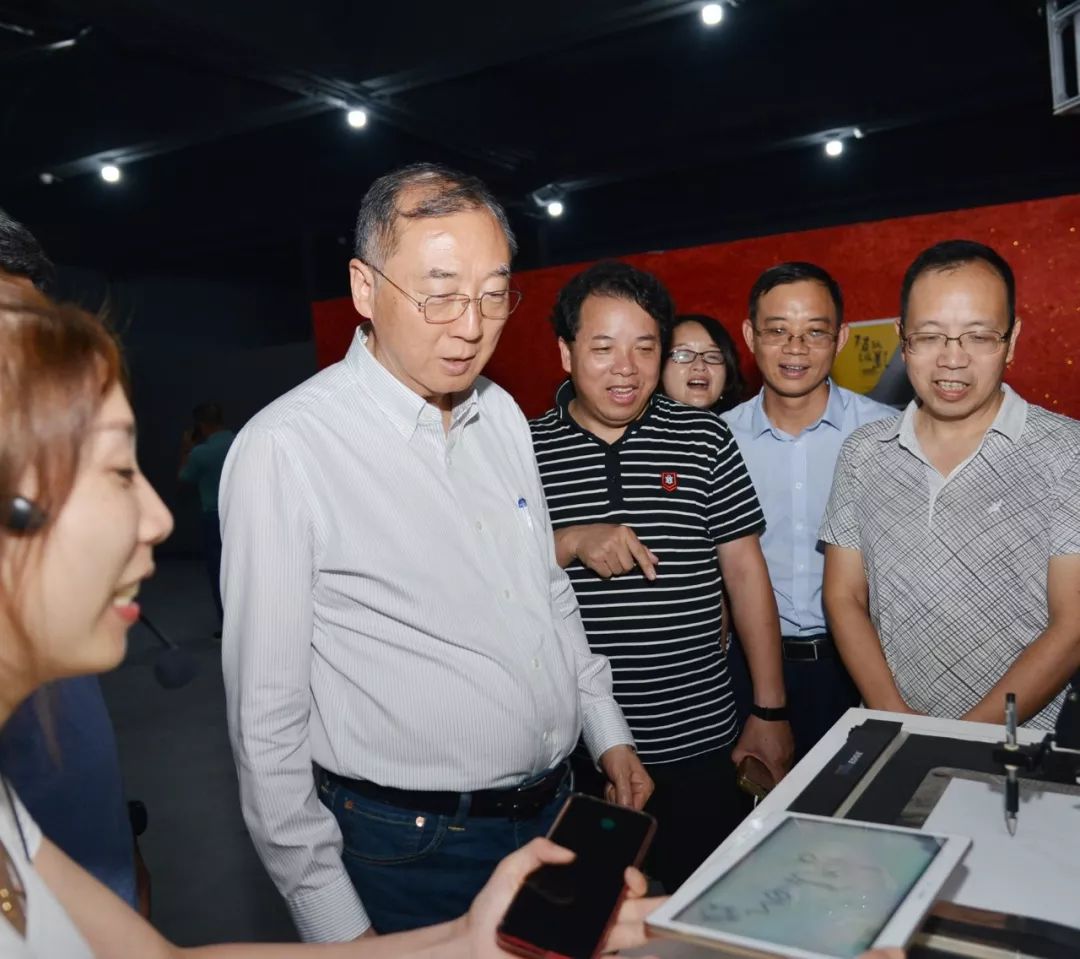 随后,陈柳泉一行来到青山萦翠,风光旖旎的礼亨水库,置身山水相依的