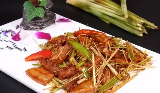 原料: 海猪五花肉400克,鲜香茅草80克