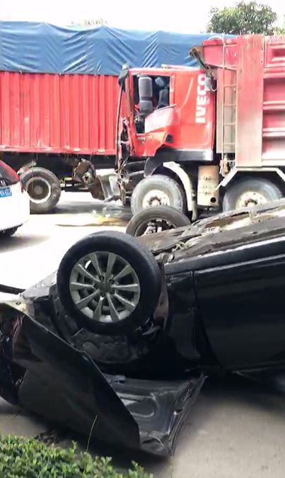 这个路段经常有大货车无视交规,随意逆向超车,交通安全事故频发