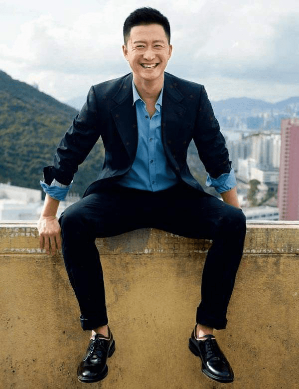 原创网友曝光吴京片场照,边吃盒饭边指导太敬业了