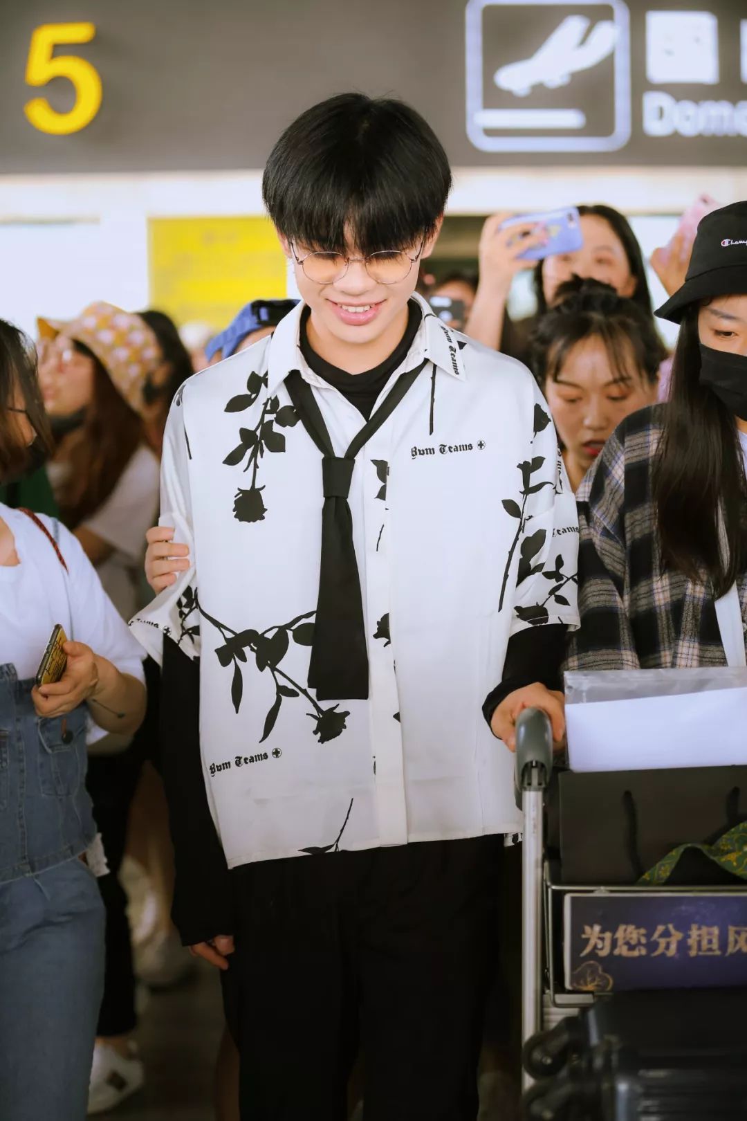 原创王晨艺现身机场获大批粉丝接送人气旺可他将面临逃不掉的危机