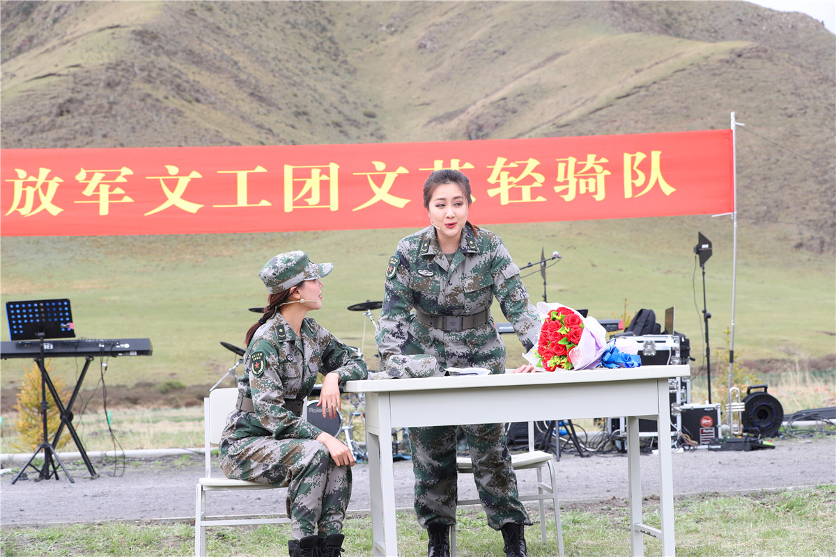 解放军文工团电声轻骑队赴火箭军某旅慰问演出