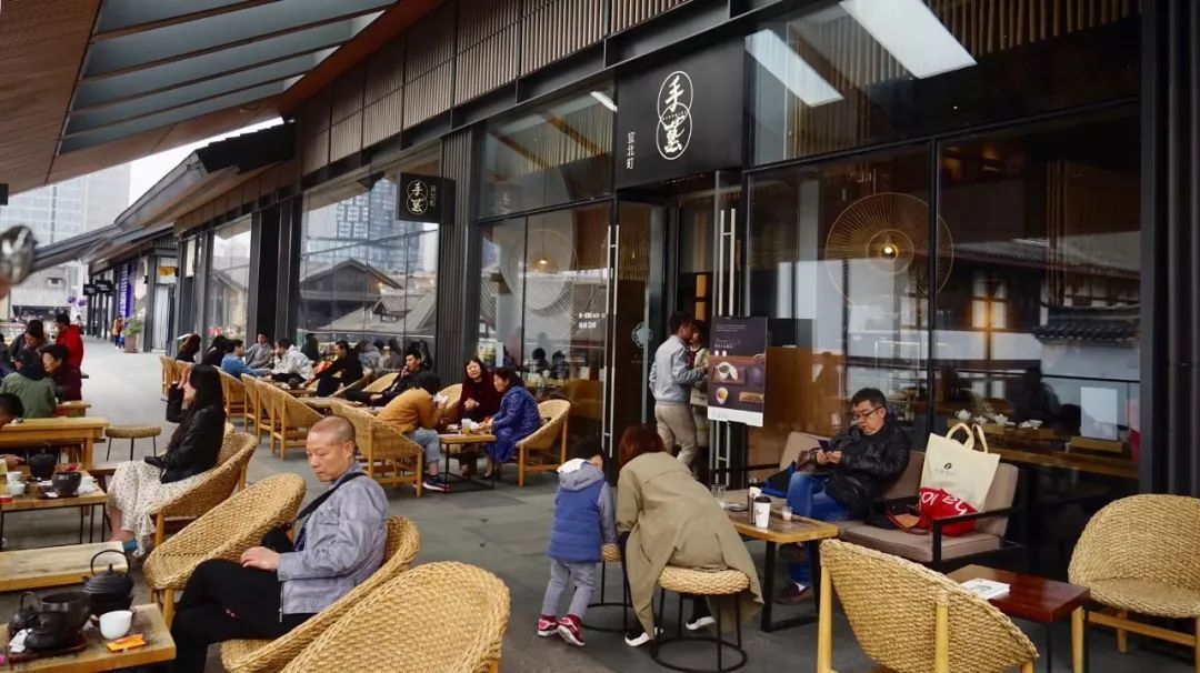 在这个大牌云集的商业区里,宜北町去茶山开起了三家原叶茶饮店.