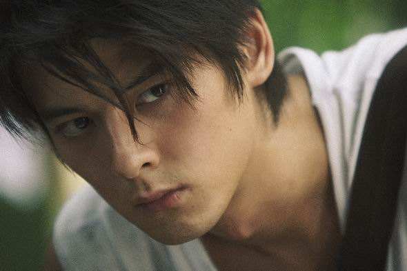 曾有过大红的事业,比如安以轩和蓝正龙,再比如剧中于皓的扮演者郭品超