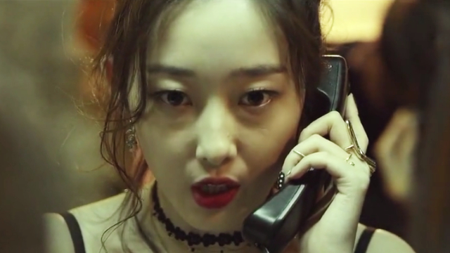 巨额来电小兔正和小田通话此时阿芳却走过来了