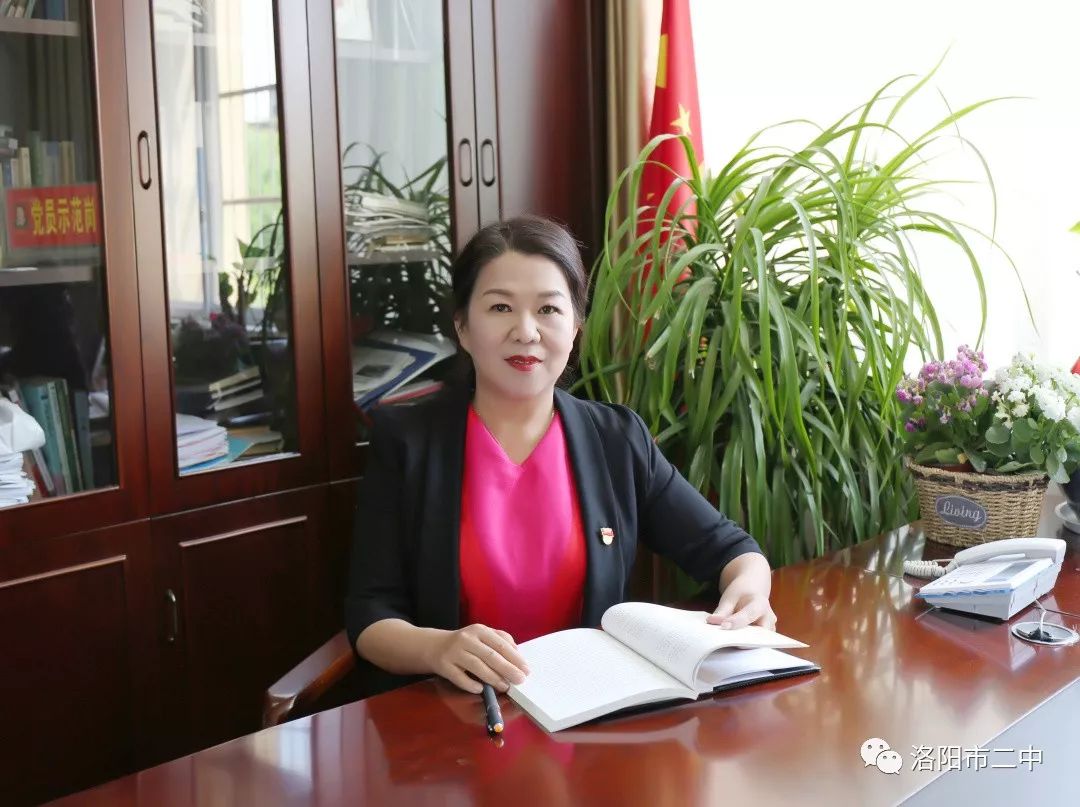 迎接高考拥抱高考洛阳二中聂建萍校长到高三各班送祝福