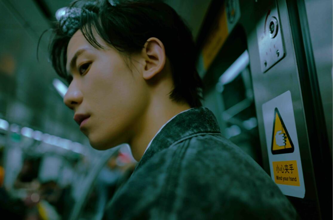 王一钧港风写真曝光 侧颜杀专属style禁欲系十足