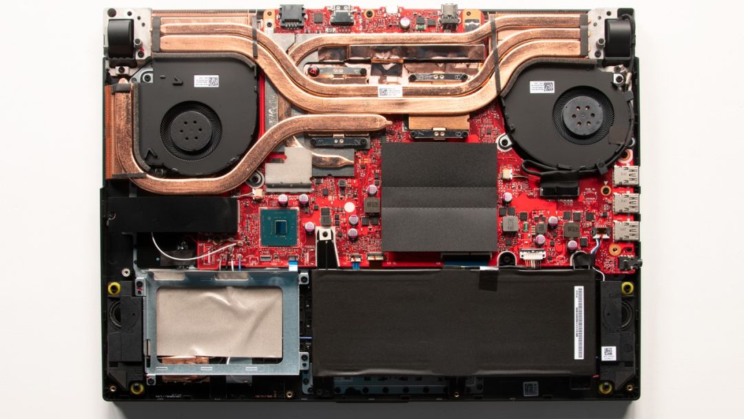 【猪王的良心结语】上图是魔霸3的拆机实拍图,4热管双风扇的组合.