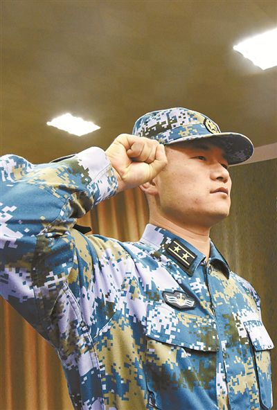 海军遂宁舰舰长杨彦斌在最好的年华遇见你