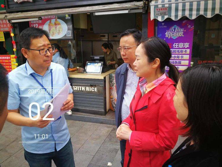 区政府赫敏副区长,区商务局蔡波局长带队,到江汉路步行街区,大洋百货