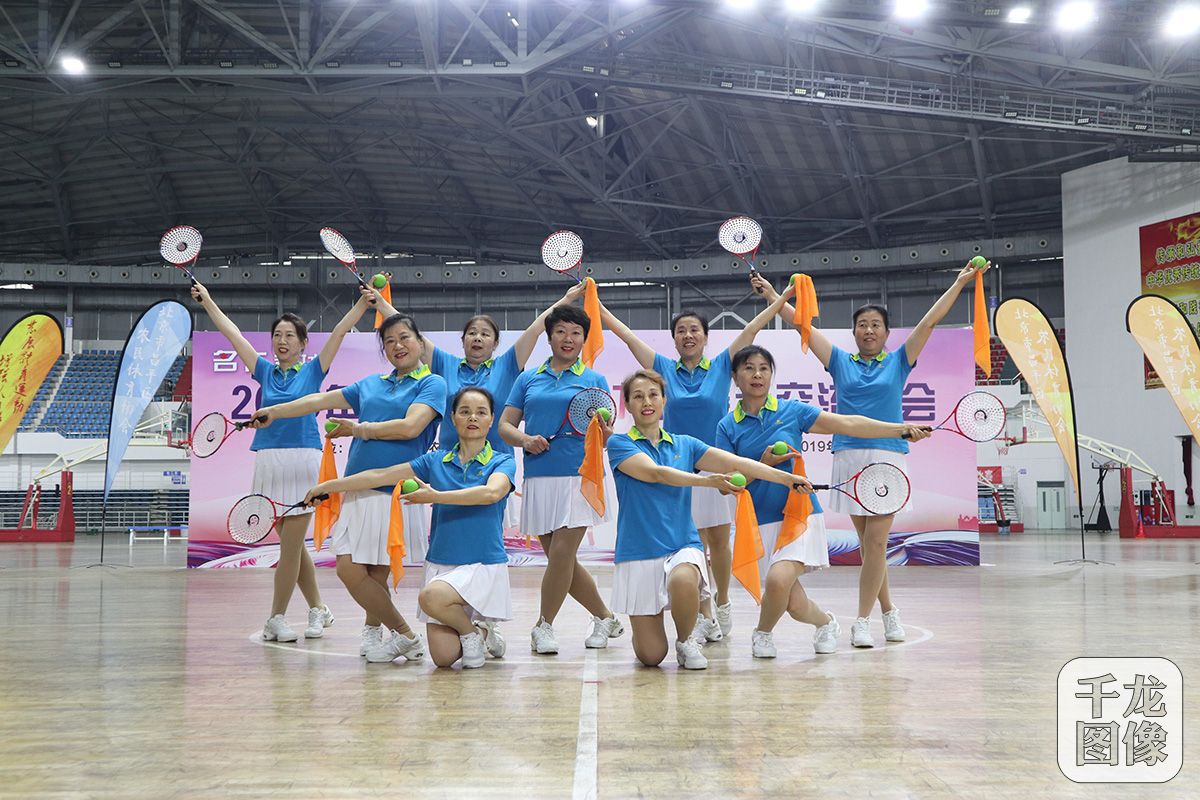 北京昌平450余人展示交流柔力球