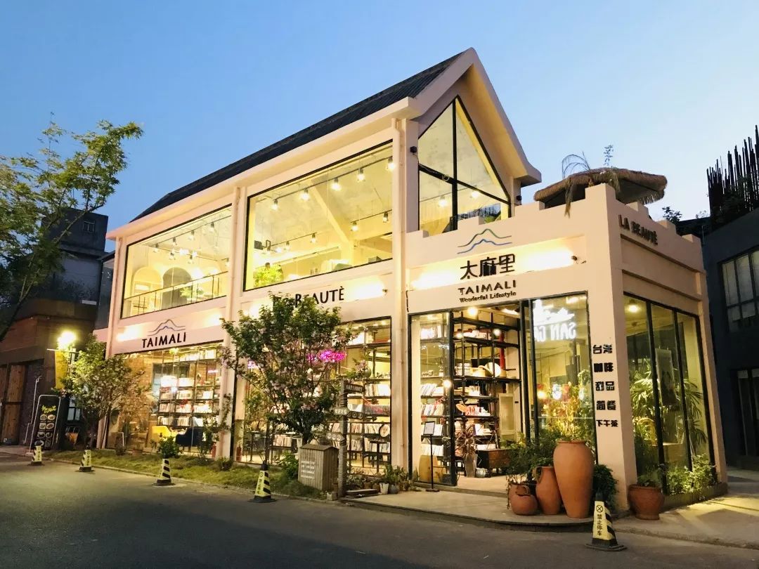 太麻里文创咖啡馆——店里自然少不了电影元素:黄导拍摄电影时珍藏