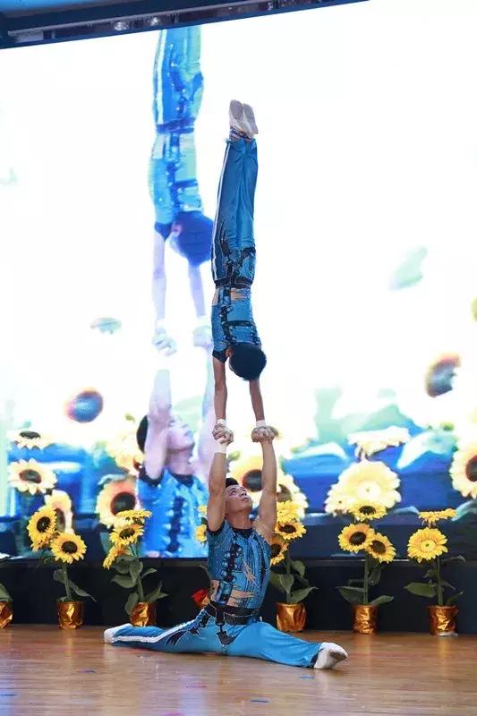 蹦床的力量和美获得2018年技巧项目世界锦标赛女子三人冠军的段雨姗