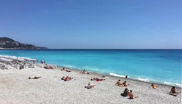 每逢夏天,在海边的沙滩上,都有不同年龄的男男女女在晒裸体日光浴