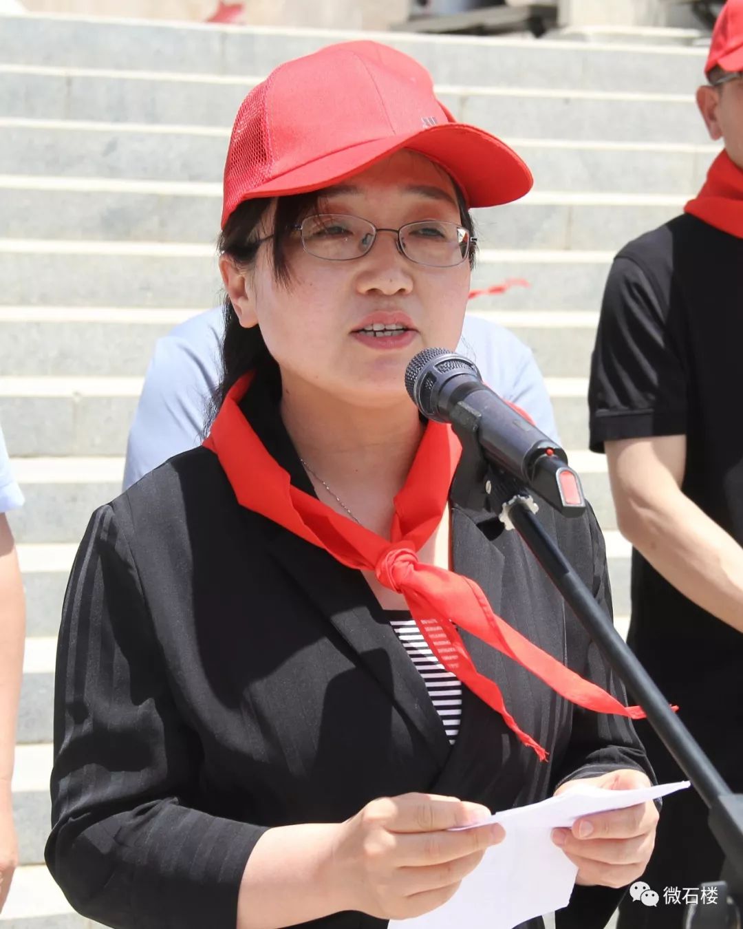 【微石楼】精准扶贫在行动 花开六一别样红_汾阳市