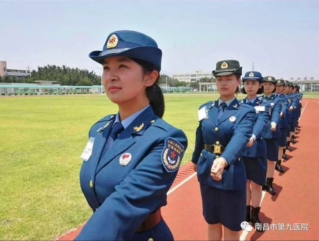 (前一:驻港部队中的展悦)吃完晚饭,父亲主动抢过了背包,拉着母亲和我