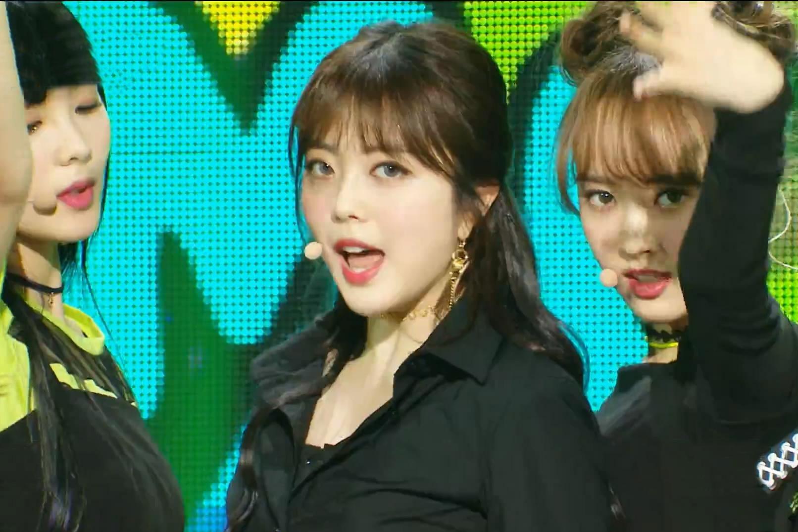 女团wekimeki回归新舞台,超吸睛的又酷又美的维密