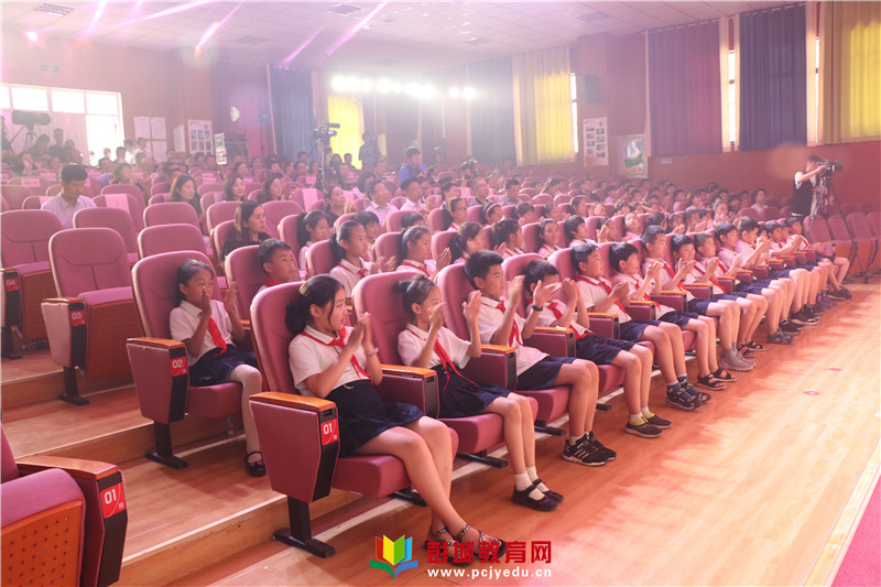 诵读徐州·(鼓楼)端午情怀展示在徐州市万科城民主小学礼堂隆重举行