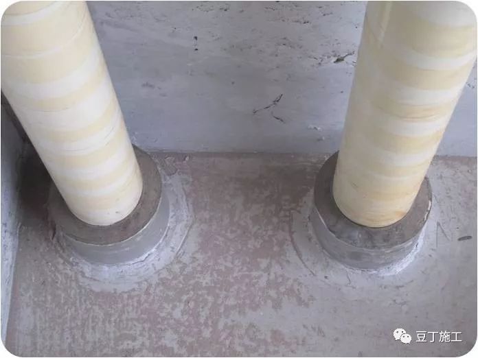 预埋套管及管道封堵排水管安装厨房聚氨酯防水木地板踢脚线接口处理