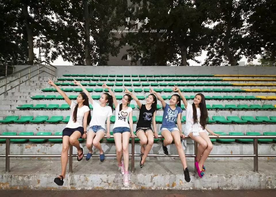 建议人数:3-6人建议地点:图书馆图书馆本身就十分有意境适合拍照,再