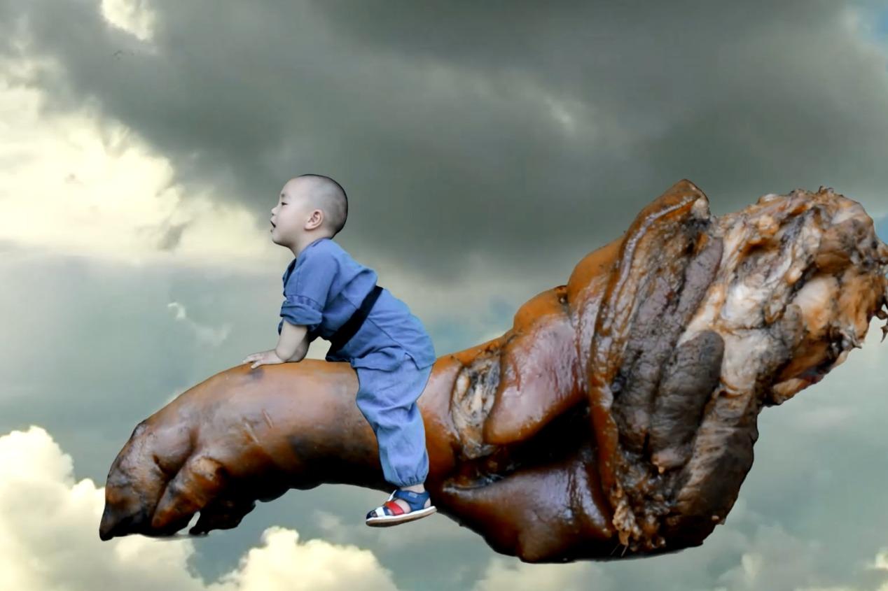 两岁童子骑猪肘子从天而降恶霸看到后要抢他的结果被整惨了