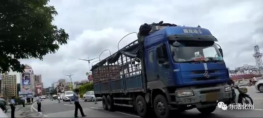 今日关注化州大桥河东方向发生惨烈车祸女人和小孩被货车撞上惨不忍睹