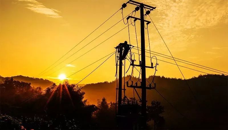 用镜头记录熟悉的场景,电网人在日复一日,年复一年的工作中