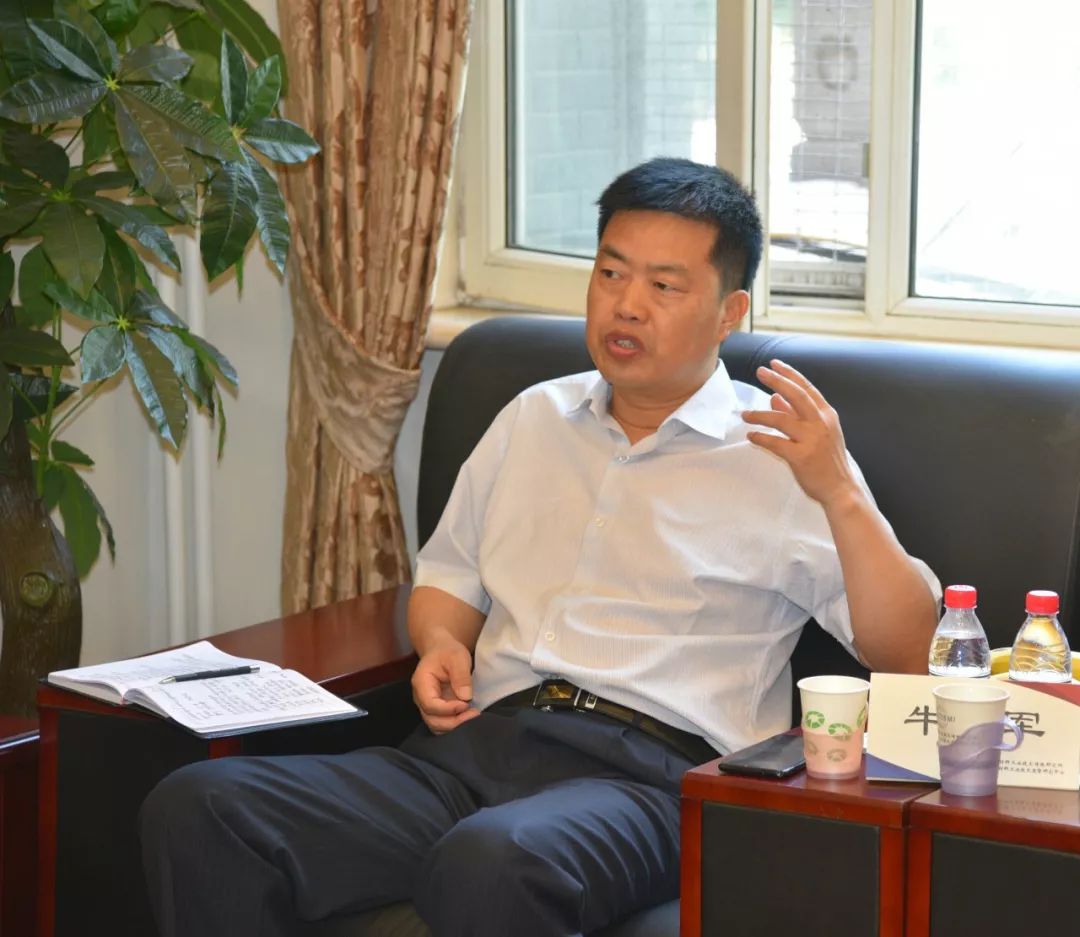 徐所长首先对袁国亮局长,牛书军主任,张建国总经理一行的到来表示热烈