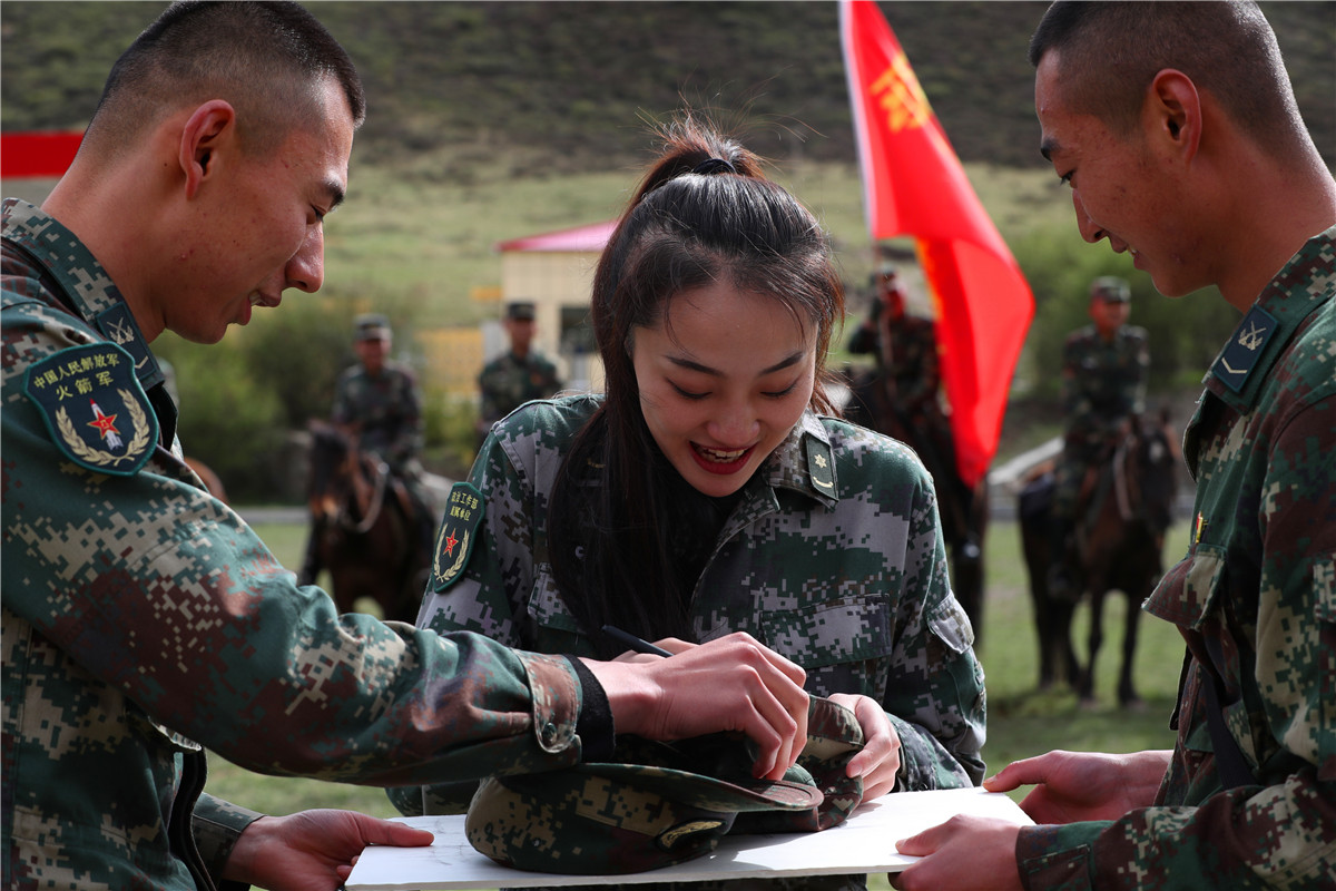 解放军文工团电声轻骑队赴火箭军某旅慰问演出