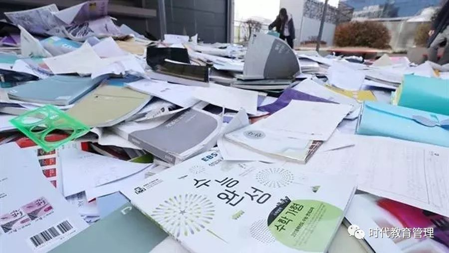 2017年浦项发生地震,高考推迟一周,考生在撕掉的书堆中寻找复习材料当