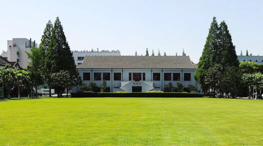 你我可否在楼前留个念离校前你我常在楼前相见在校时光华楼前的大草坪