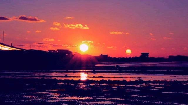 风景区的鹰窠顶上,每年农历十月初一早晨,便会出现十分壮观奇特的日月