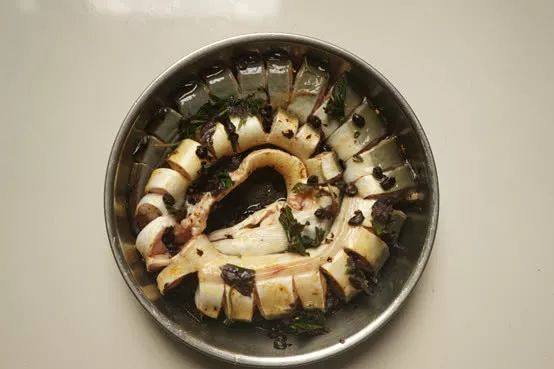 它的背部青灰色,肚子白色,像蛇又似黄鳝_白鳝