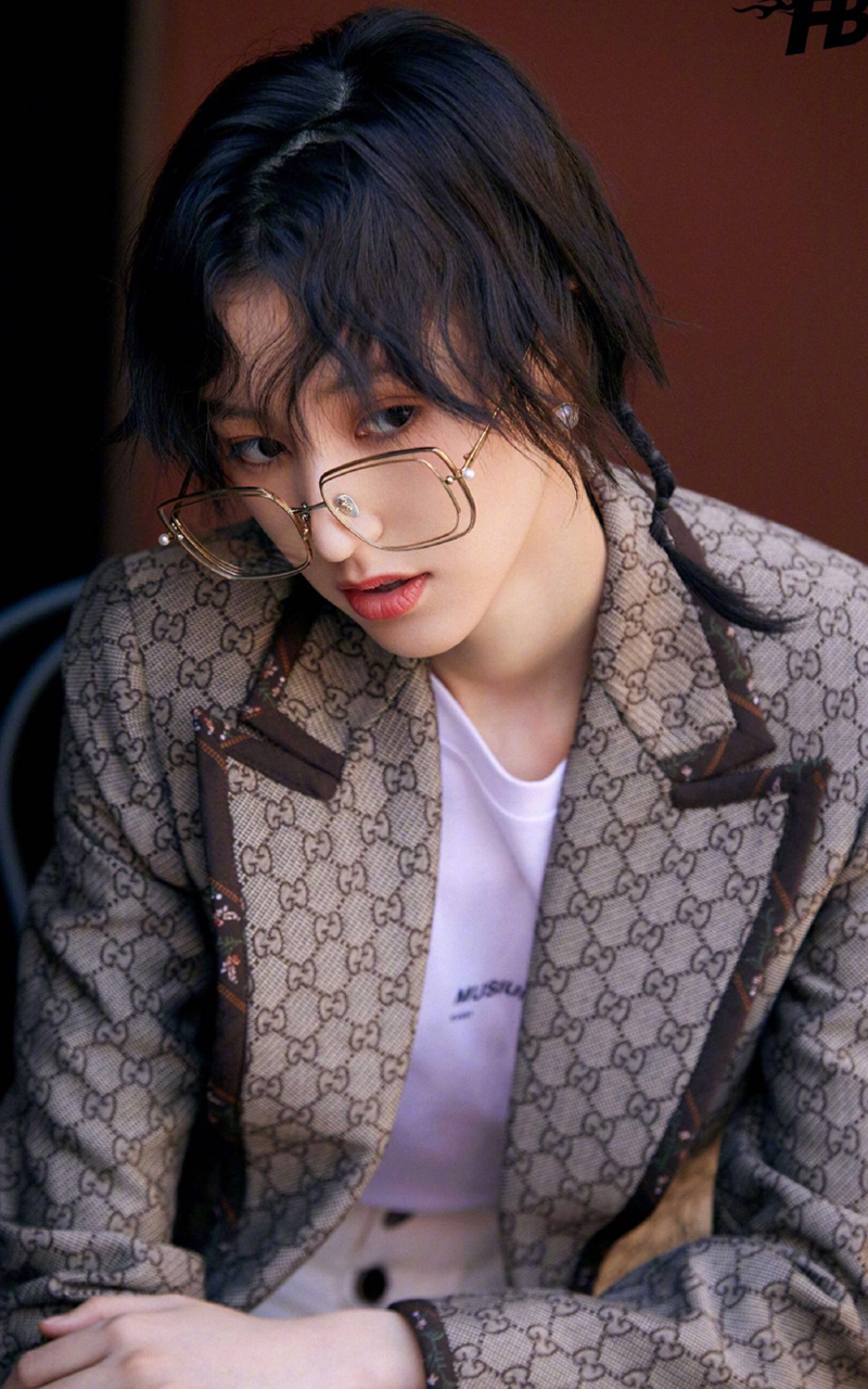 女演员王悦伊俏皮可爱时尚写真