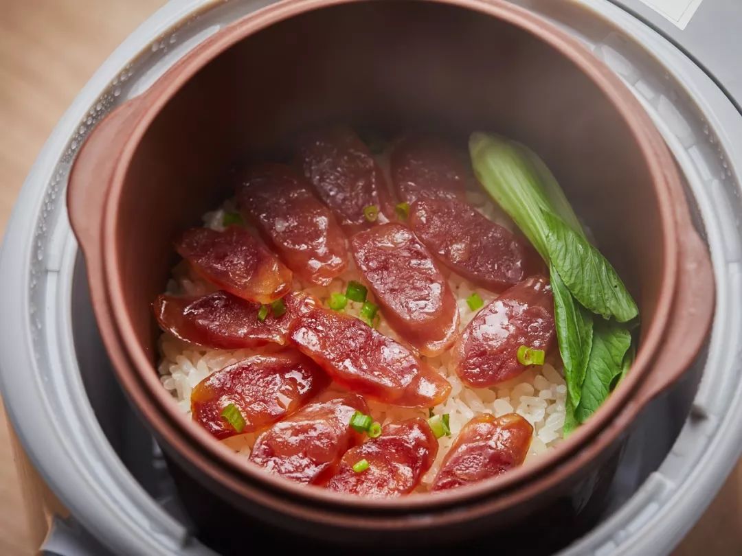 用紫砂煲做的腊味煲仔饭,煲出来的饭香气四溢,吃起来齿颊留香,回味