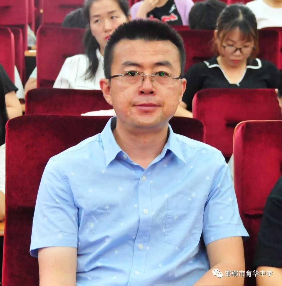 毛老师又列举两个代表性事例,把小吃店夫妻和李欣然父母两种家庭教育