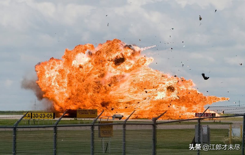 图为飞行员弹出座舱的瞬间 飞机径直坠向地面 飞机撞击地面的瞬 