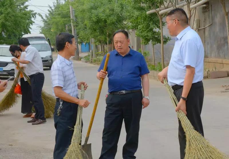 县政府办公室,县商务局到李庄镇开展环境卫生大扫除帮扶工作