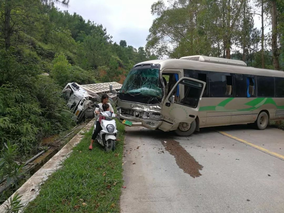 五华郭田伯公坳车祸,中巴车跟大货车相撞.