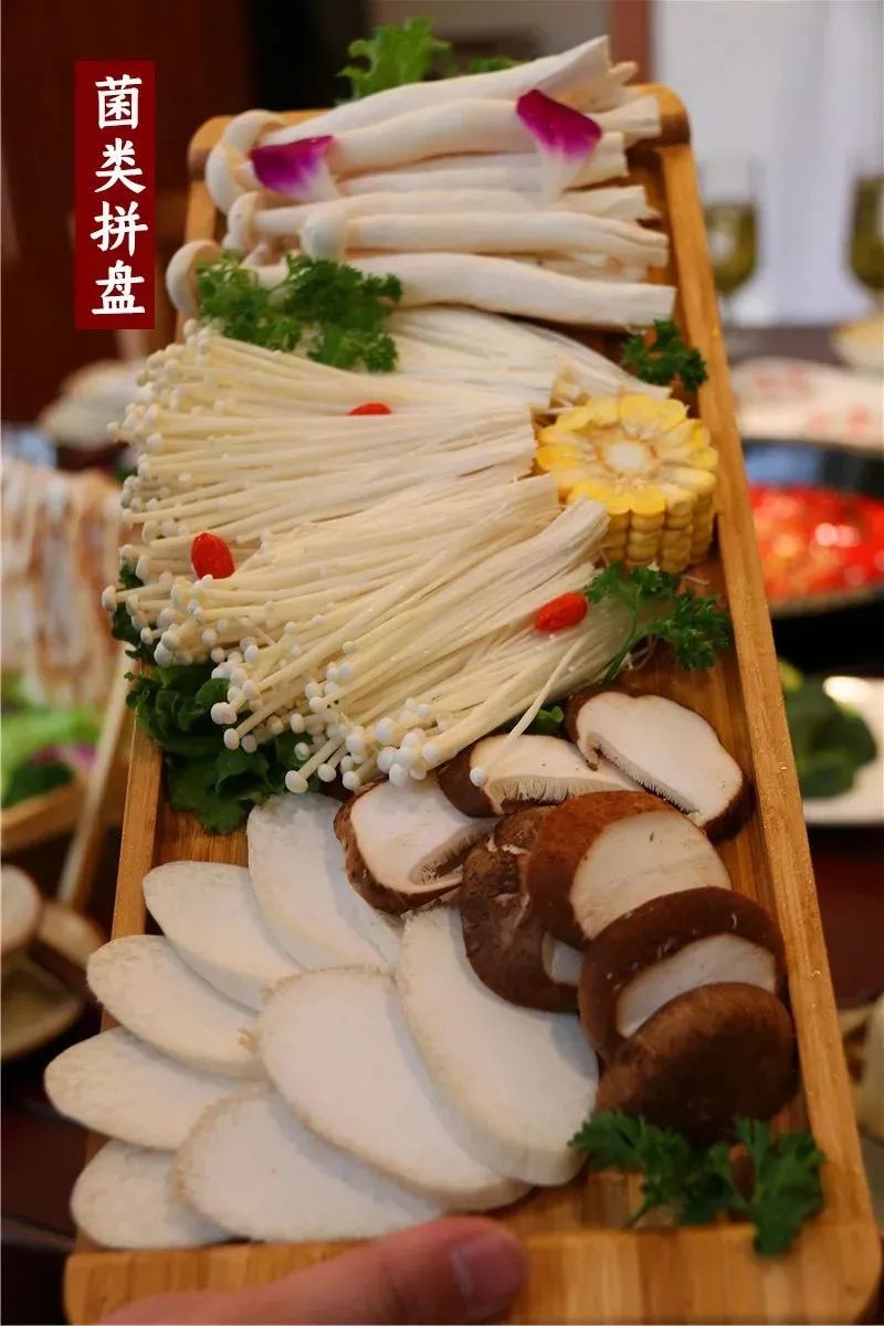 哇哇哇,菌类拼盘很实在有木有,满满一盘··素菜也不能错过··还有
