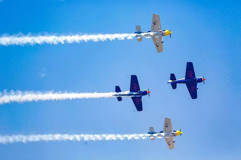 的特技飞行队分别进行了直升机演示飞行,特技飞机编队空中打字飞行