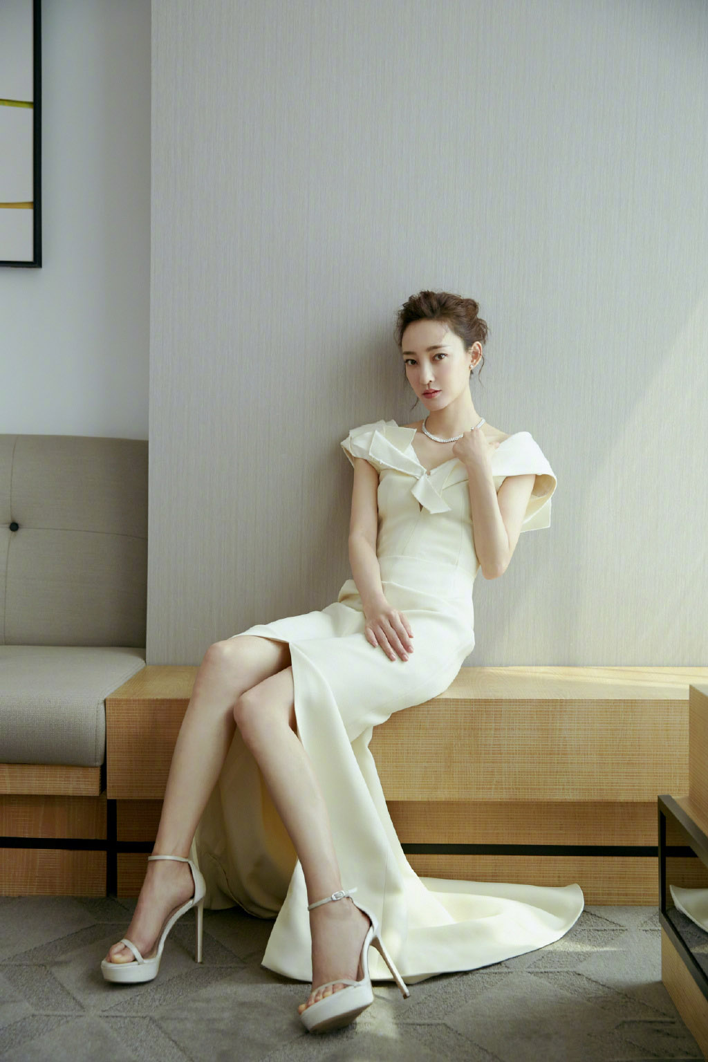 王丽坤这回好漂亮穿白色礼服裙优雅有气质大长腿更是抢镜