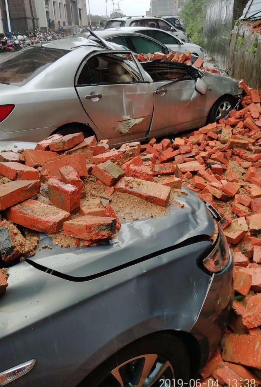 大风"来访",罗定某地方的墙被吹倒,把旁边车辆压变形_铁皮