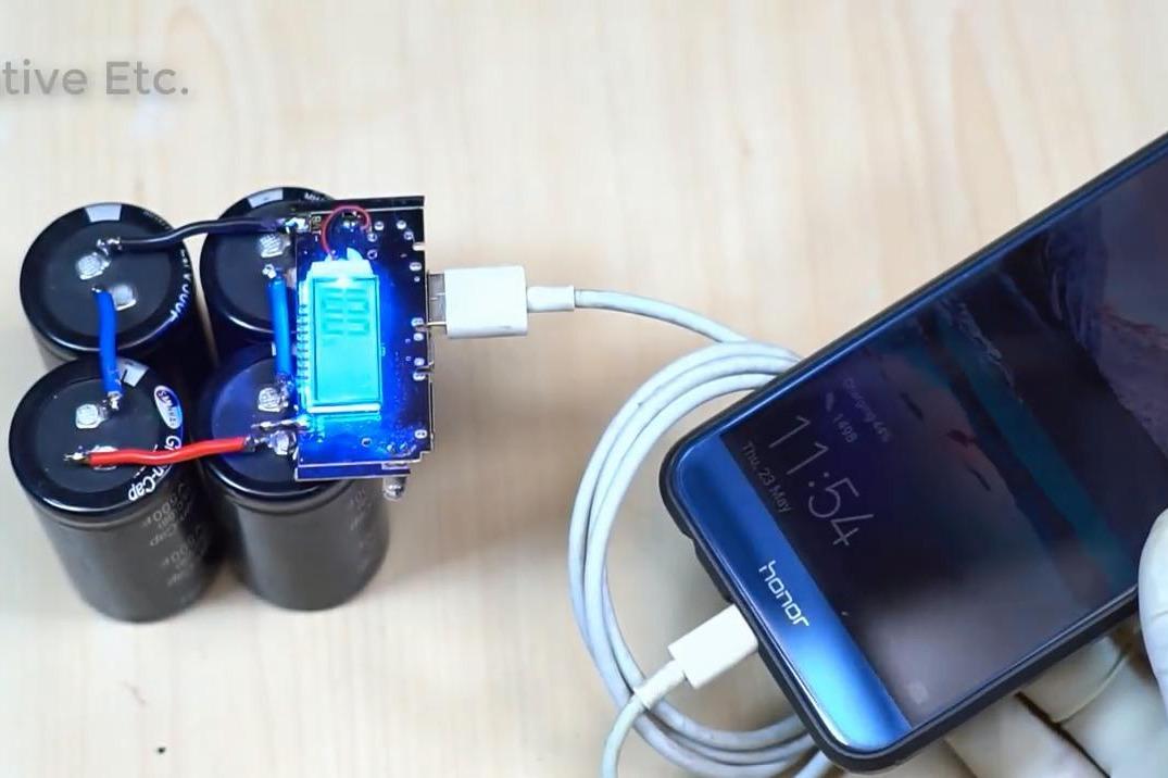 用4个大号的电容给手机充电怎么做到的