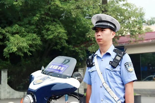 都江堰交警大队成员图片