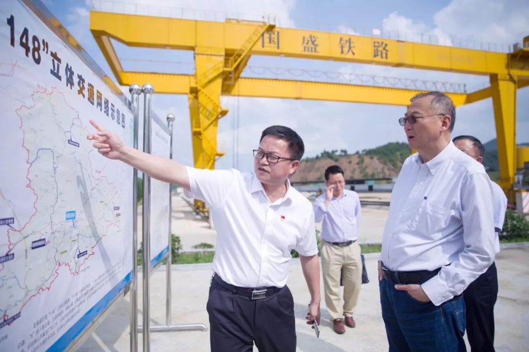 随后,陈柳泉一行来到青山萦翠,风光旖旎的礼亨水库,置身山水相依的