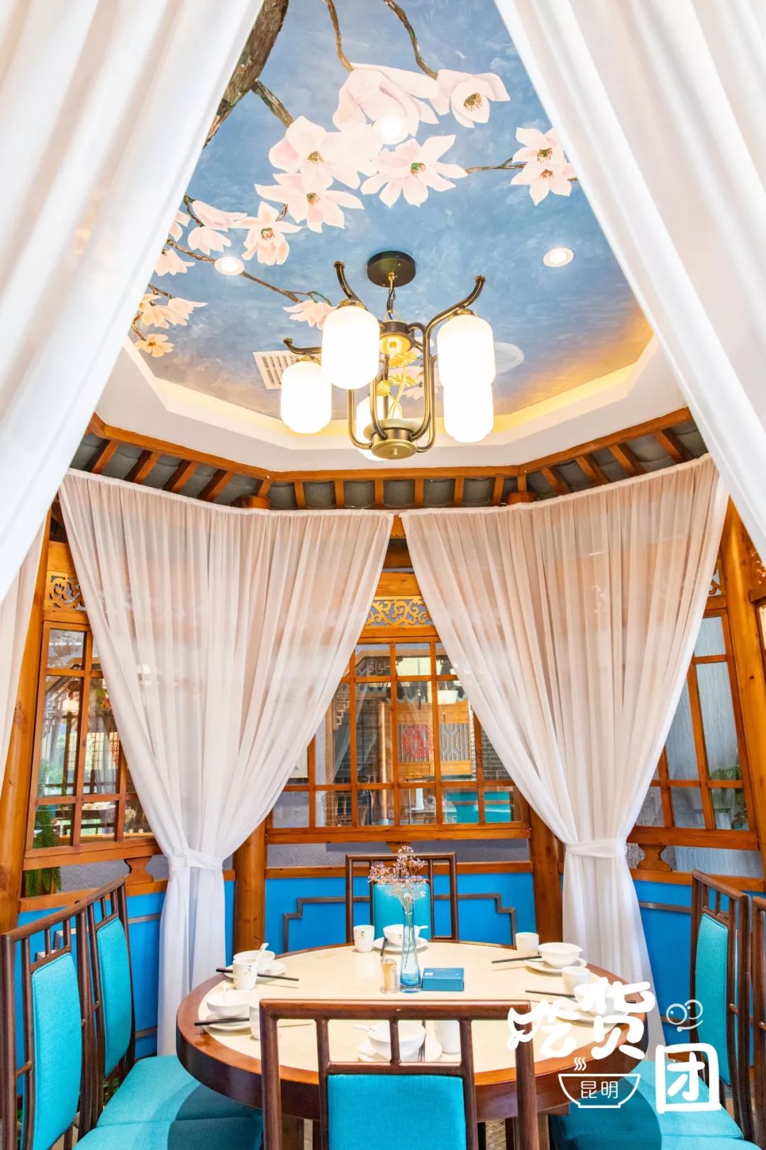 昆明惊现武侠风网红饭店,带您穿越时空来尝喷火鱼头