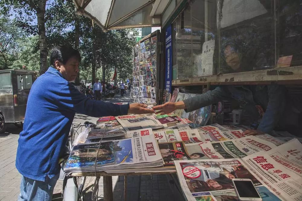 正午视觉 | 谁在卖报刊,谁在买报刊?_报纸